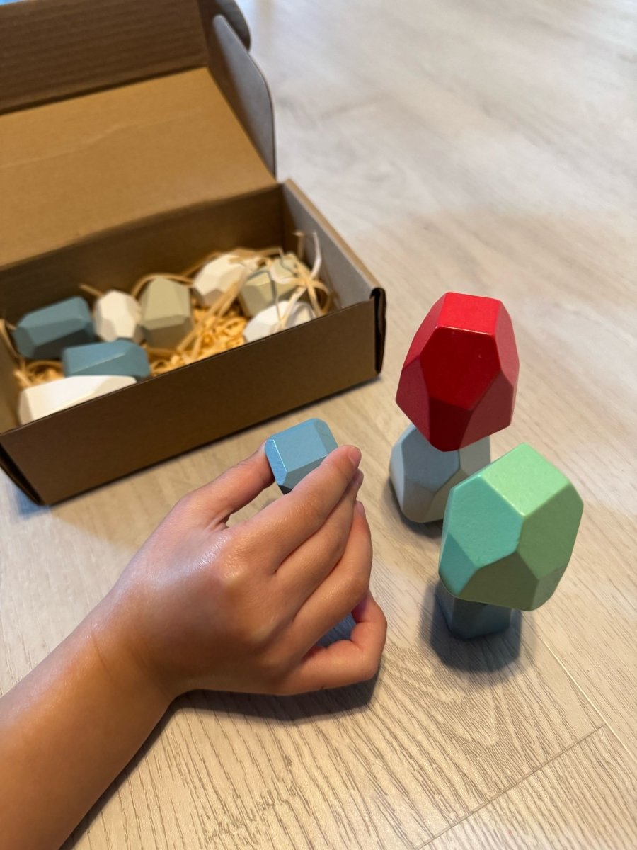 16 farbige Holz Stapelsteine - Kinder Balanciersteine für motorische Entwicklung - Rabadu