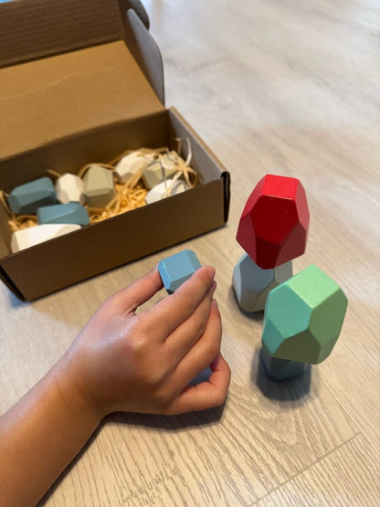 16 farbige Holz Stapelsteine - Kinder Balanciersteine für motorische Entwicklung - Rabadu