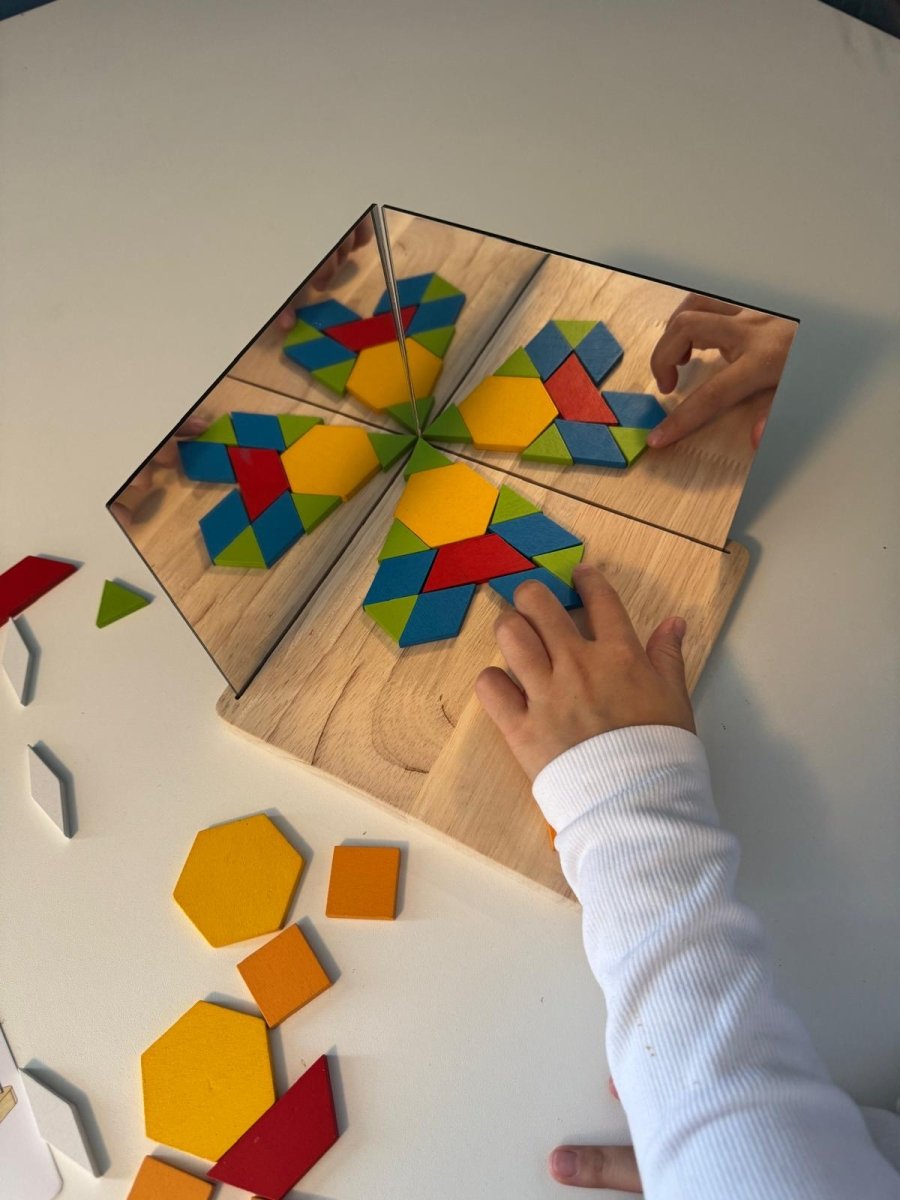 Symmetrie Spiel aus Holz mit Spiegel - mit flachen Bausteinen & Karten - Rabadu